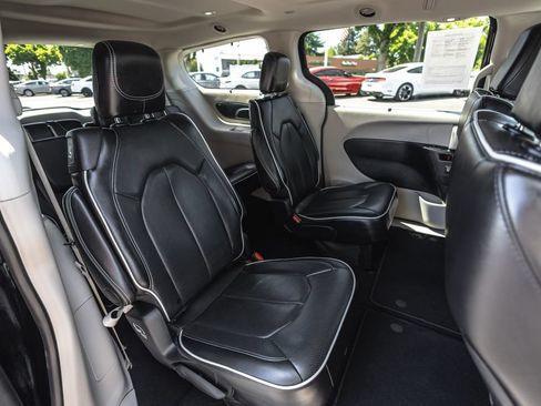 Used 2024 Chrysler Pacifica Limited FWD image 30