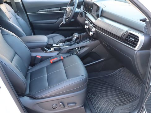 Used 2025 Kia Telluride EX w/ EX Captain's Chair Package FWD image 17