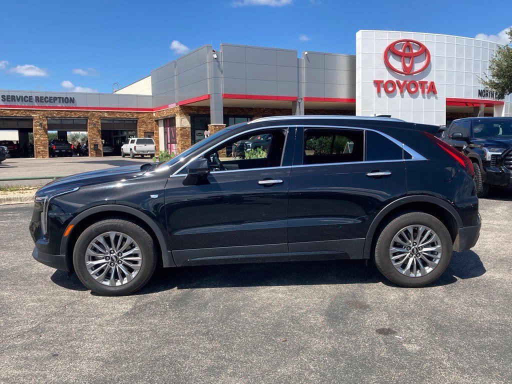 Used 2025 Cadillac XT4 Premium Luxury FWD image 8