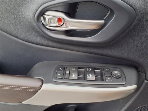 Used 2017 Jeep Cherokee Limited image 26