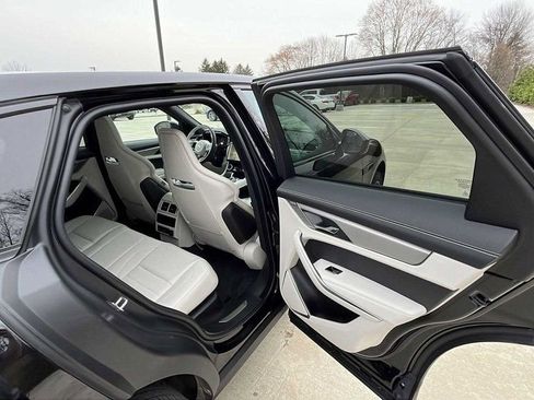 New 2025 Jaguar F-PACE R-Dynamic S image 18