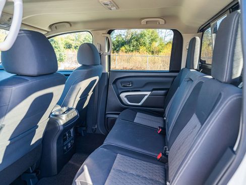 Used 2024 Nissan Titan SV w/ SV Convenience Package image 17