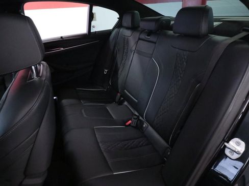 Used 2022 BMW M550i xDrive w/ Executive Package AWD/4WD image 18