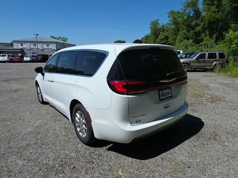 Used 2024 Chrysler Pacifica Touring-L FWD image 6