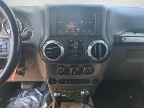 Used 2017 Jeep Wrangler Unlimited Sahara w/ Connectivity Group AWD/4WD image 17