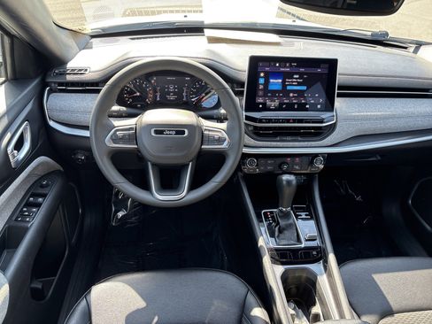 Used 2024 Jeep Compass Latitude image 19