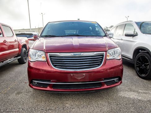 Used 2015 Chrysler Town & Country Limited image 4