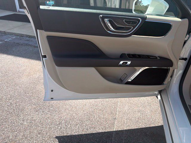 Used 2017 Lincoln Continental Premiere FWD image 10