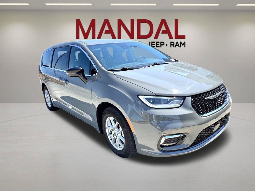 Used 2025 Chrysler Pacifica Select FWD image 3