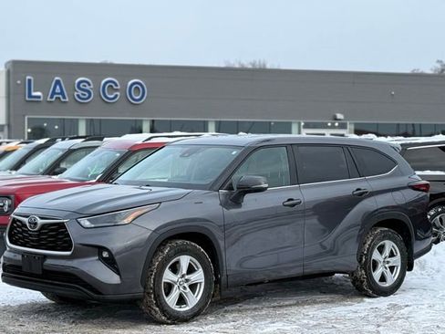 Used 2024 Toyota Highlander LE image 1