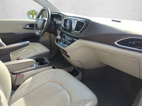 Used 2019 Chrysler Pacifica Touring-L Plus w/ Advanced Safetytec Group FWD image 17