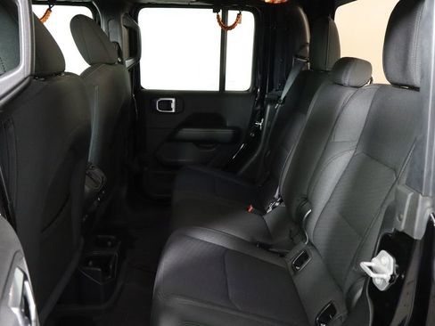 Used 2022 Jeep Gladiator Overland AWD/4WD image 16