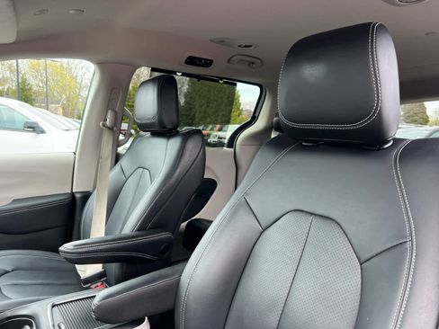 Used 2024 Chrysler Pacifica Touring-L FWD image 13