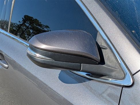 Used 2018 Toyota Highlander LE image 11