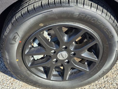 Used 2021 Chrysler Pacifica Touring-L FWD image 40