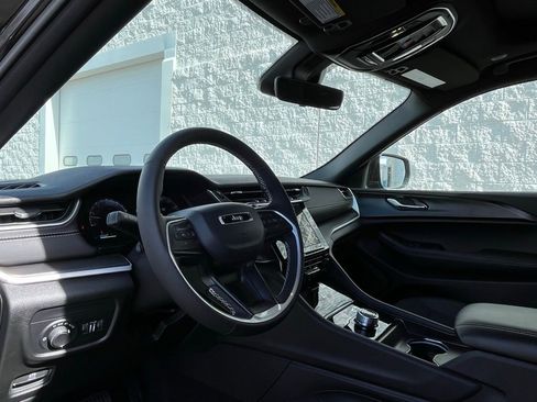 New 2025 Jeep Grand Cherokee L Altitude image 10