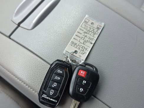 Used 2019 Toyota Highlander LE AWD/4WD image 32