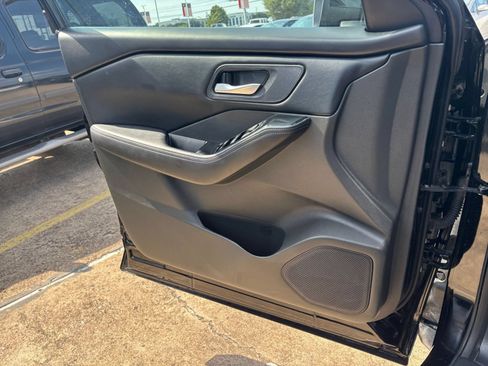 Used 2025 Nissan Rogue SV FWD image 18