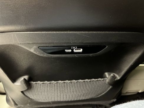 Used 2023 Chrysler Pacifica Touring-L image 11