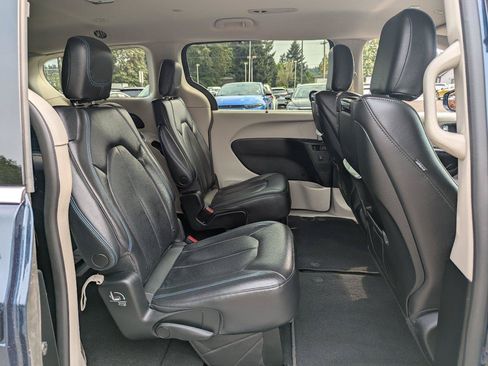 Used 2021 Chrysler Pacifica Touring-L w/ Uconnect Theater Family Group AWD/4WD image 41