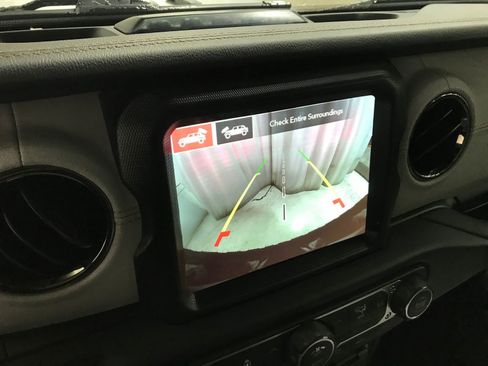 Used 2021 Jeep Wrangler Unlimited Sahara AWD/4WD image 21