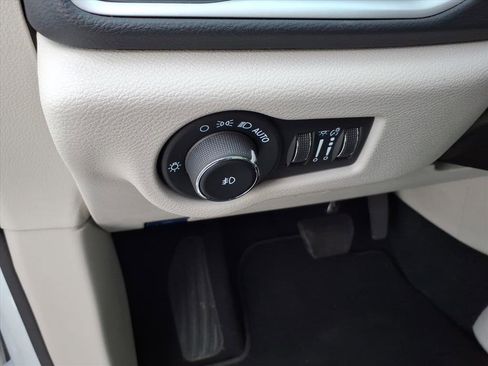 Used 2024 Chrysler Pacifica Touring-L image 15