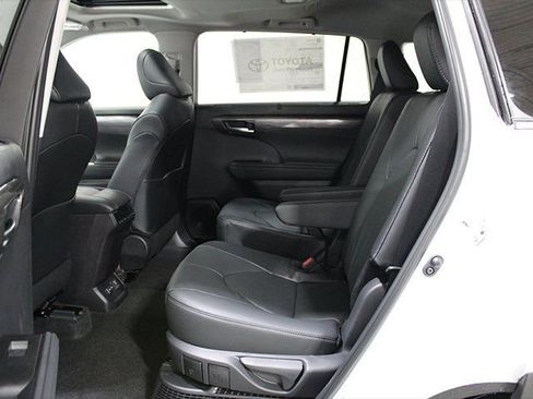 New 2026 Toyota Highlander Limited image 9