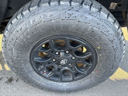 Used 2021 Toyota Tacoma TRD Off-Road image 3