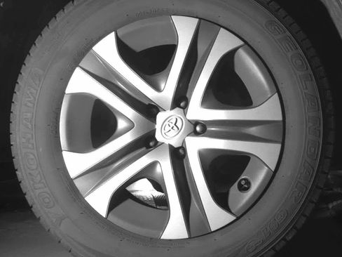 Used 2018 Toyota RAV4 LE image 9