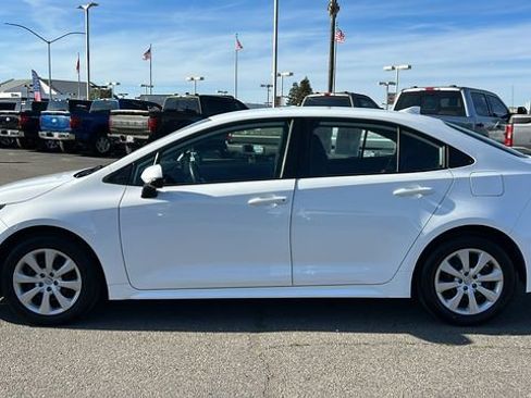 Used 2022 Toyota Corolla LE w/ Carpet Mat Package (TMS) FWD image 6