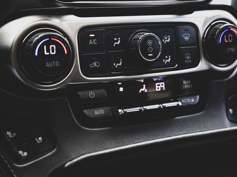 Used 2017 Chevrolet Suburban Premier AWD/4WD image 21