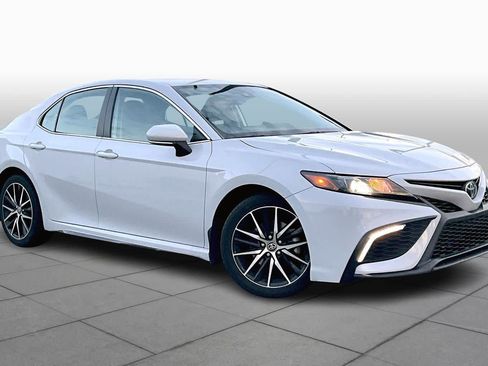 Used 2023 Toyota Camry SE image 2