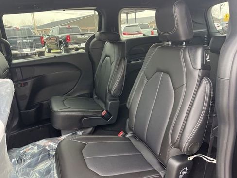 New 2026 Chrysler Pacifica Select image 10