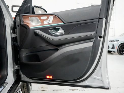 Used 2024 Mercedes-Benz GLS 580 4MATIC image 23