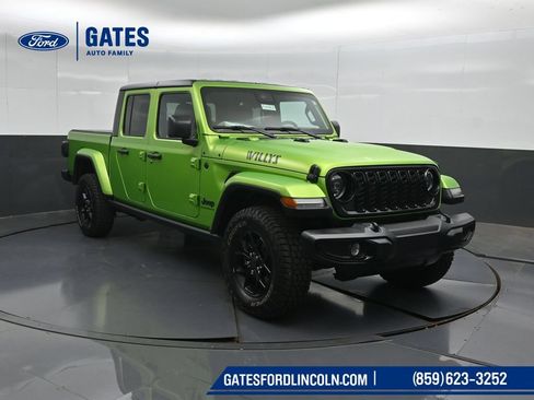 Used 2025 Jeep Gladiator Sport AWD/4WD image 4