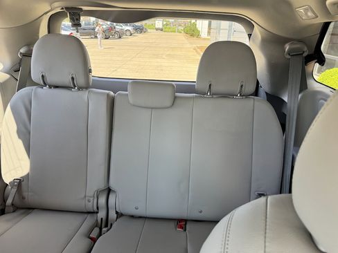 Used 2020 Toyota Sienna XLE w/ XLE Navigation Package image 15