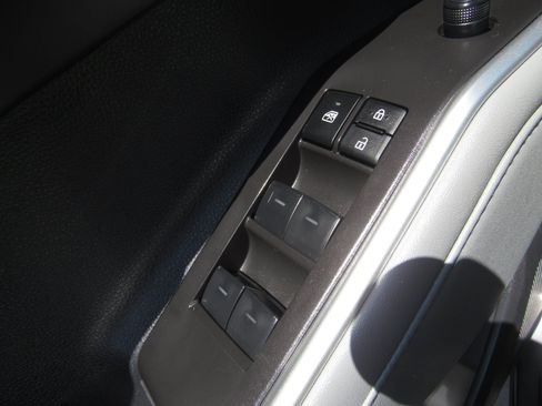 Used 2023 Toyota Highlander LE FWD image 21