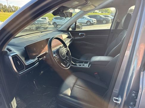 Used 2025 Kia Sorento S FWD image 8