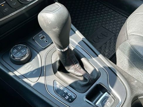 Used 2019 Jeep Cherokee Trailhawk AWD/4WD image 17