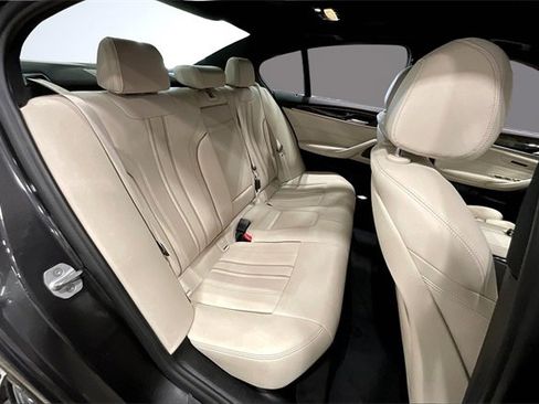 Used 2021 BMW 530i xDrive w/ Premium Package image 27