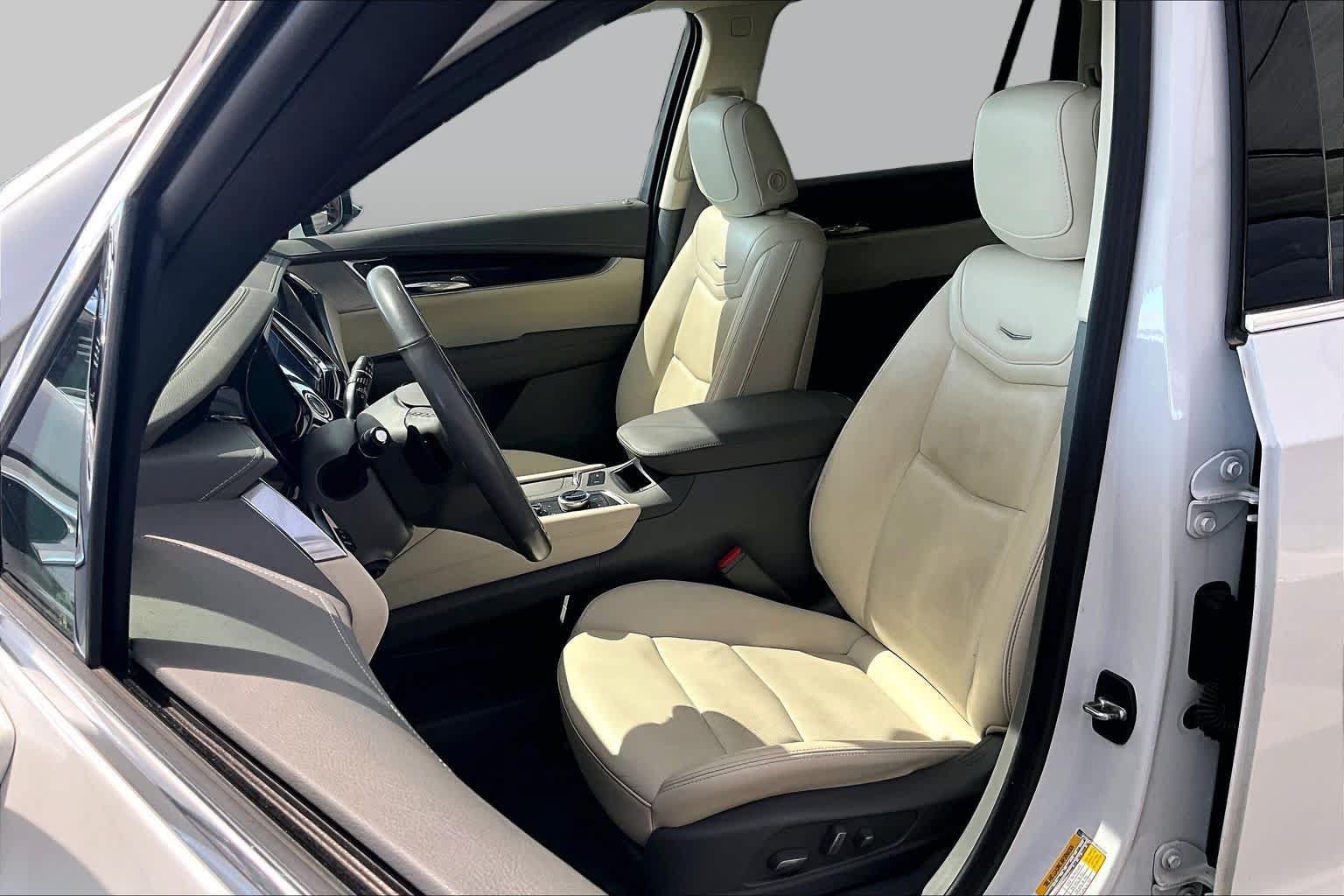 Used 2022 Cadillac XT6 Premium Luxury w/ Technology Package FWD image 8