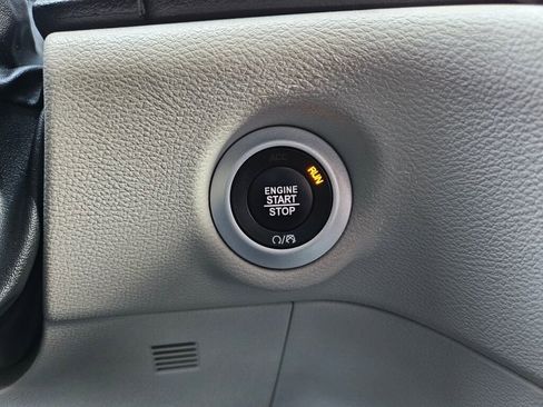 Used 2024 Chrysler Pacifica Touring-L image 27