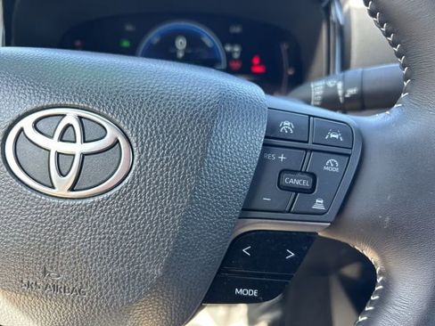 Used 2025 Toyota Camry SE image 18