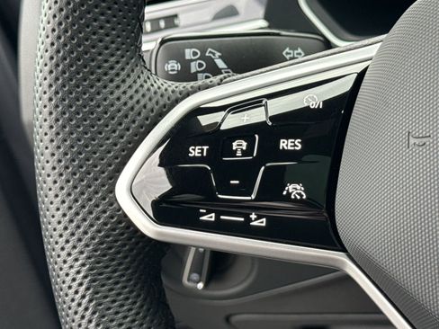 Certified 2024 Volkswagen Tiguan SE R-Line image 32