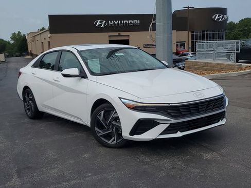 Certified 2025 Hyundai Elantra Limited FWD image 33