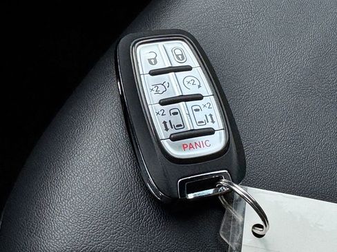 Used 2025 Chrysler Pacifica Select image 34
