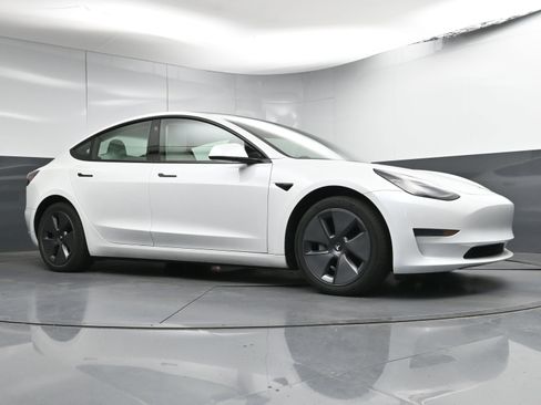 Used 2023 Tesla Model 3 Standard Range image 23