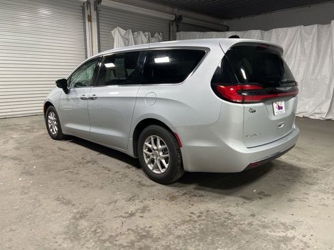 Used 2024 Chrysler Pacifica Touring-L image 5