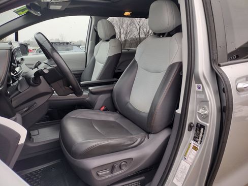 Used 2021 Toyota Sienna XSE image 2