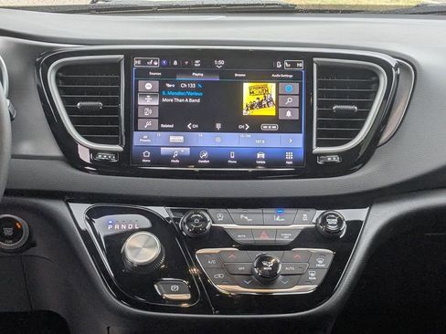 Used 2026 Chrysler Pacifica Select image 26